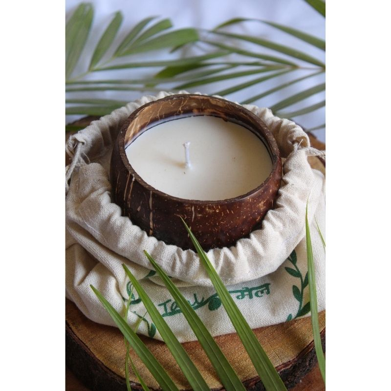 Soy Wax Candle in Coconut Shell, Ivory Musk Aromatic Fragrance